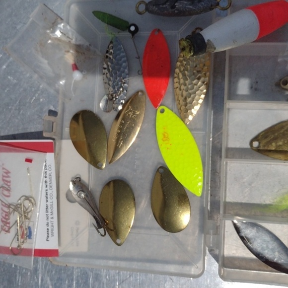 Fishing Lure Set with Box - Picture 3 of 4